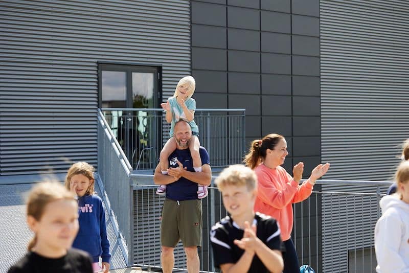 Familier leger sammen på camp